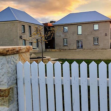 Triabunna Barracks Bed & Breakfast ภายนอก รูปภาพ