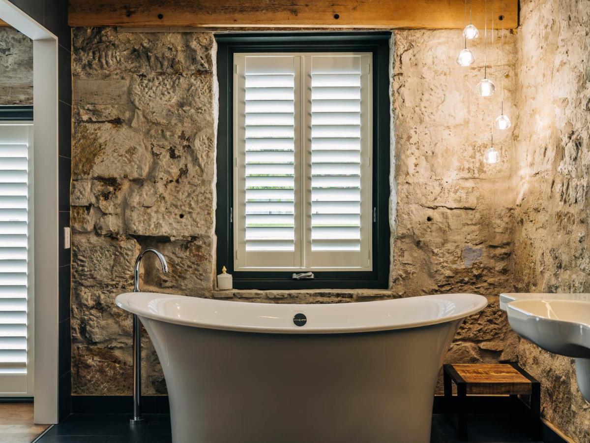 Triabunna Barracks Bed & Breakfast ภายนอก รูปภาพ